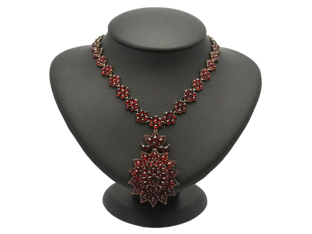 COLLIER, vitmetall, granater, hårgömma, avtagbart hänge, 1900-talets början, längd 40,5 cm, vikt 37,8 g, nagg, två granater saknas på hänget, tidigare broschmekanism på hänget saknar nål.