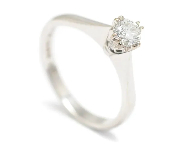 ENSTENSRING, 18K vitguld, briljant 0,31 ct enligt gravyr, ca TW/VS, stl 16 mm, vikt 2,8 g.