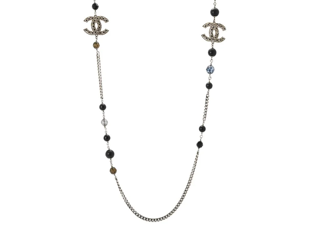 CHANEL, COLLIER, silverfärgad kedja, svarta imitationspärlor, Logo CC, längd 97 cm, vikt 49,5 g, märkt C20, K, år 2020, Made in France, smyckesfodral, saknar stenar. — Accessoarer/Övrigt — Kaplans