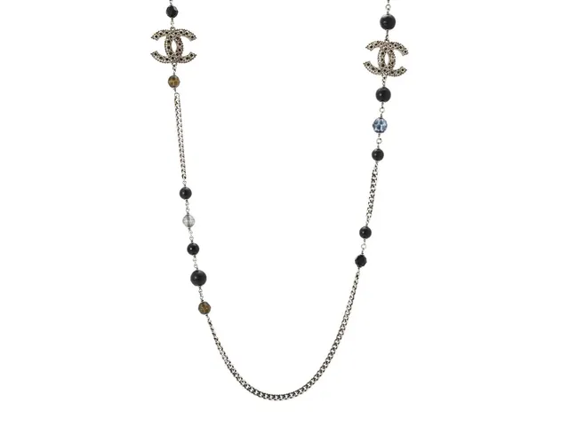 CHANEL, COLLIER, silverfärgad kedja, svarta imitationspärlor, Logo CC, längd 97 cm, vikt 49,5 g, märkt C20, K, år 2020, Made in France, smyckesfodral, saknar stenar.