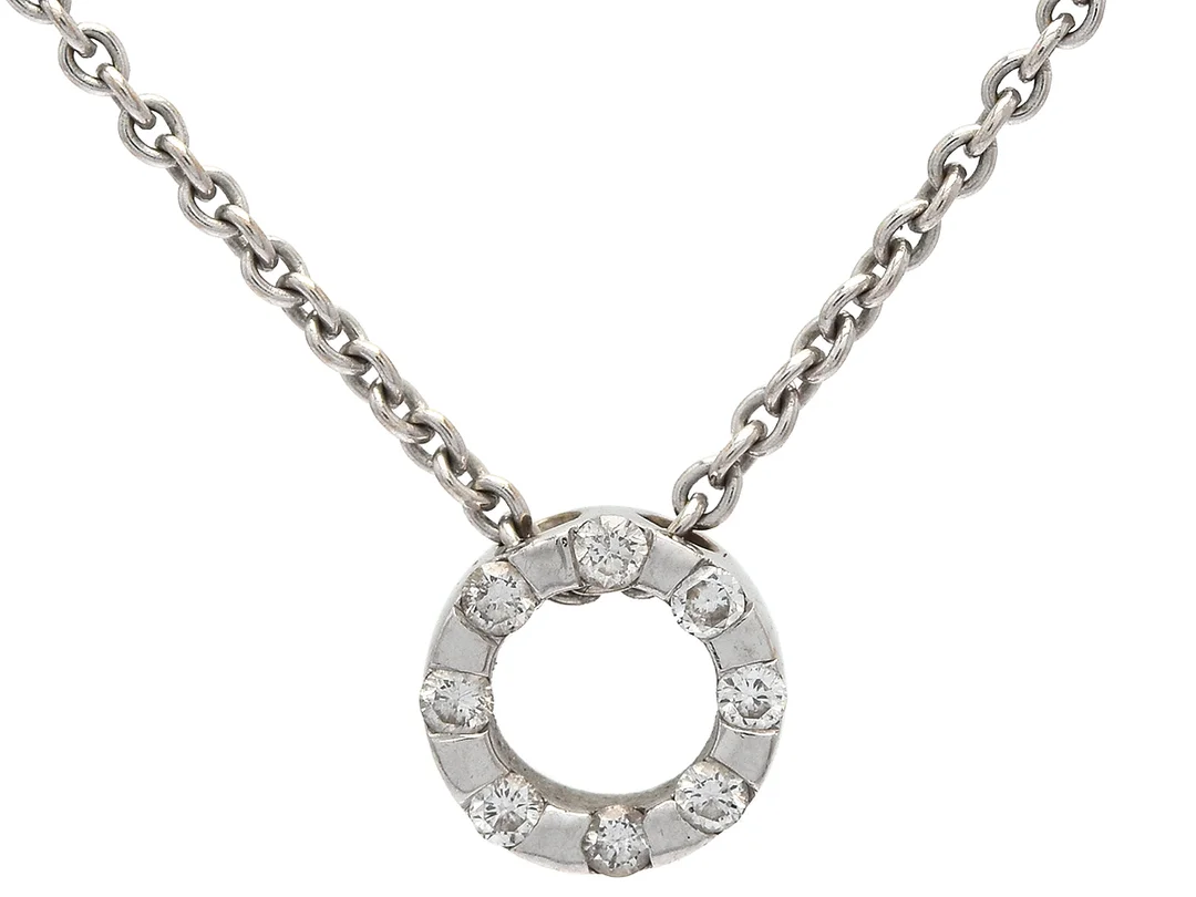 STRÖMDAHL, hänge/kedja, 18K vitguld, 8 briljantslipade diamanter ca 0,12 ctv, ca TW/SI, längd 42 cm, vikt 3,6 g. — Smycken/Hänge med kedja — Kaplans