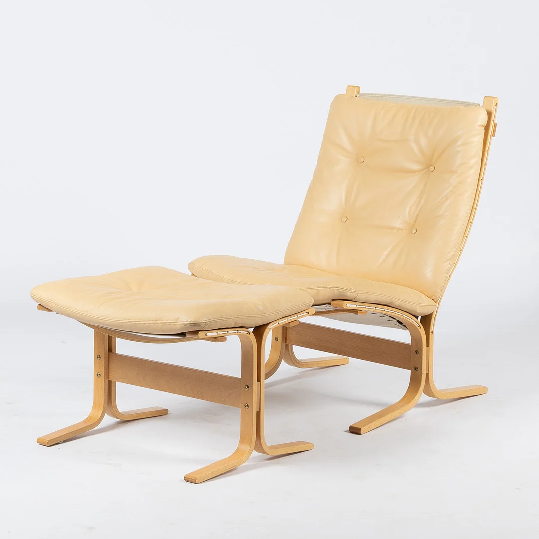 INGEMAR RELLING. Fåtölj och pall 'Siesta'. Westnofa Furniture, Norge. 1900-talets andra hälft. — Armchairs & Chairs — Stockholms Auktionsverk Helsingborg