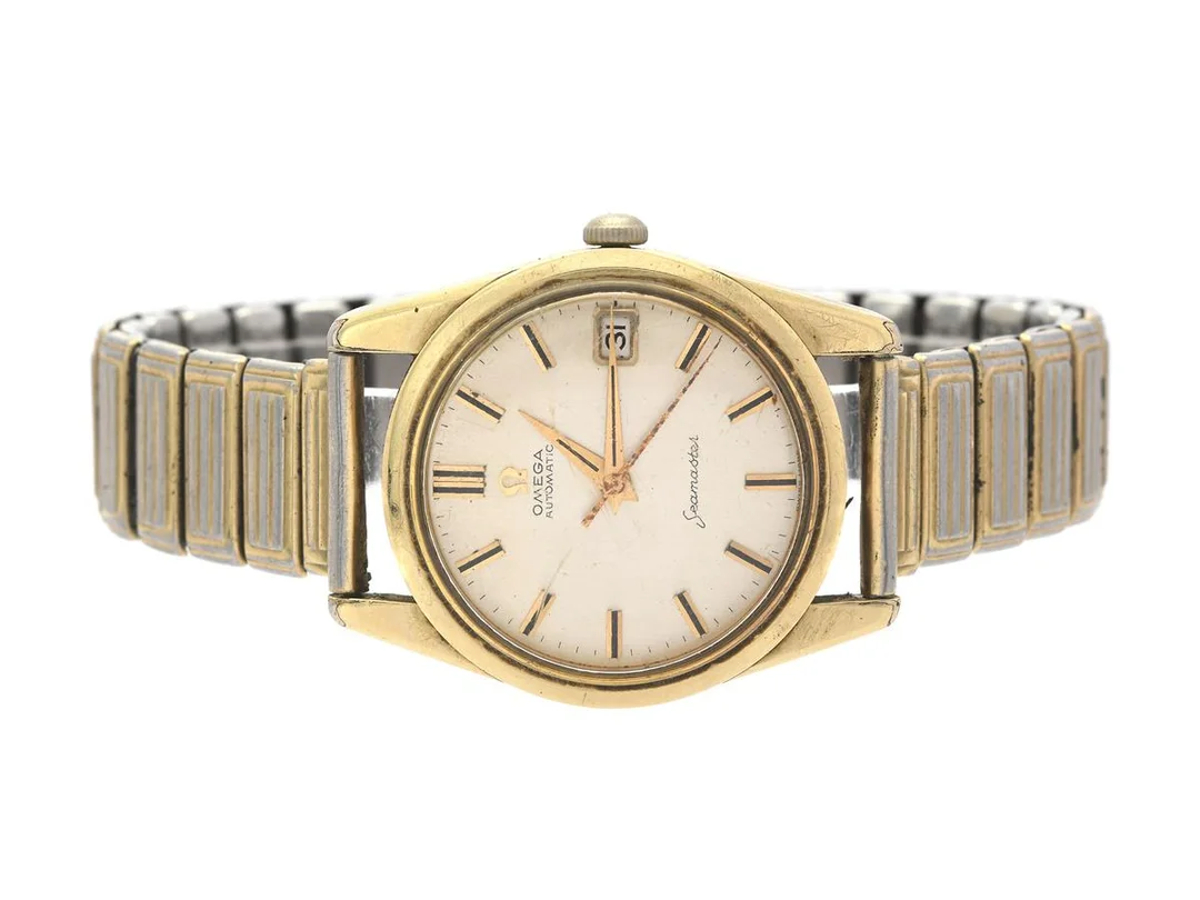 OMEGA, Seamaster, Cal 562, Serie nr. 18185796, Ref nr. KO 14701, Boett nr. 14701 61 SC (C.B), herrur, 33,5 mm, plexiglas, datum, skadad urtavla/visare, defekt (går ej, servicebehov), skadad boett, ca 1961, metallänk ej original. — Klockor/Omega — Kaplans