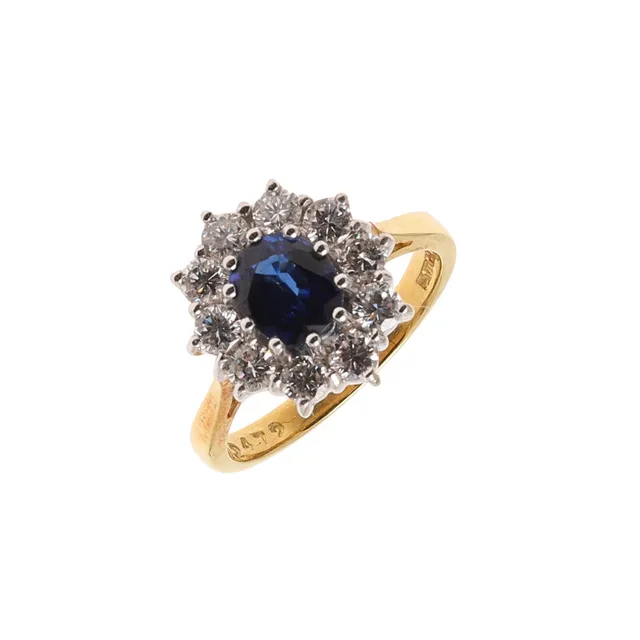 A SAPPHIRE AND DIAMOND CLUSTER RING.