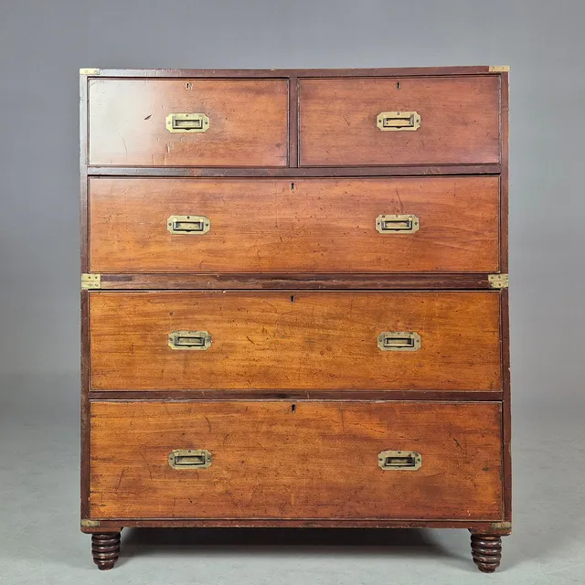 VICTORIAN MAHOGANY AND BRASS BOUND CAMPAIGN CHEST.