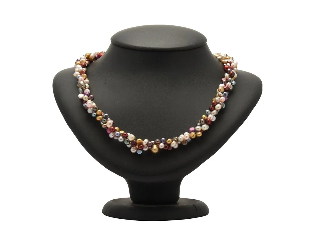 PÄRLCOLLIER, odlade sötvattenspärlor i flera färger och storlekar, längd 76 cm. — Smycken/Pärlcollier — Kaplans