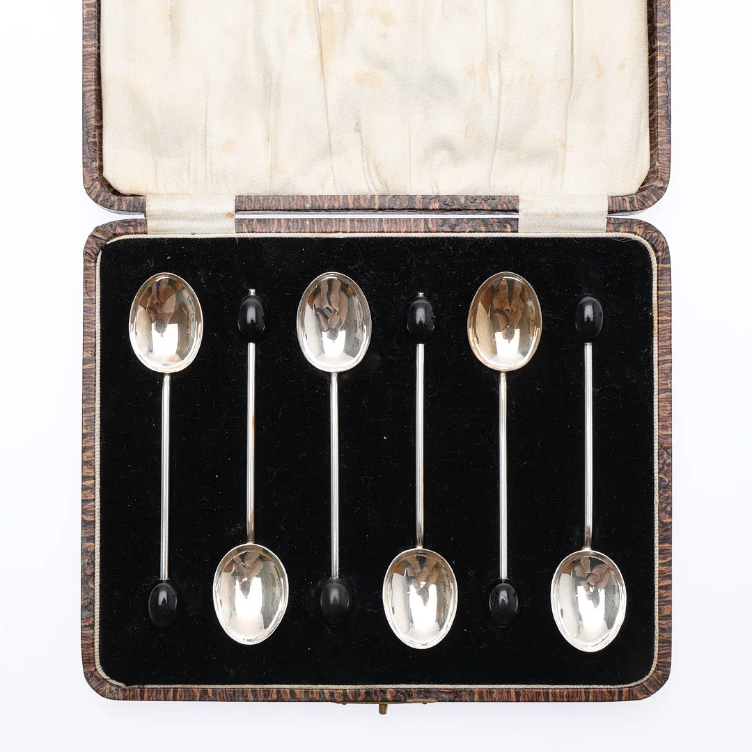SET OF 6 GEORGE V SILVER BEAN TOP COFFEE SPOONS. — Silver — Young's Auctions