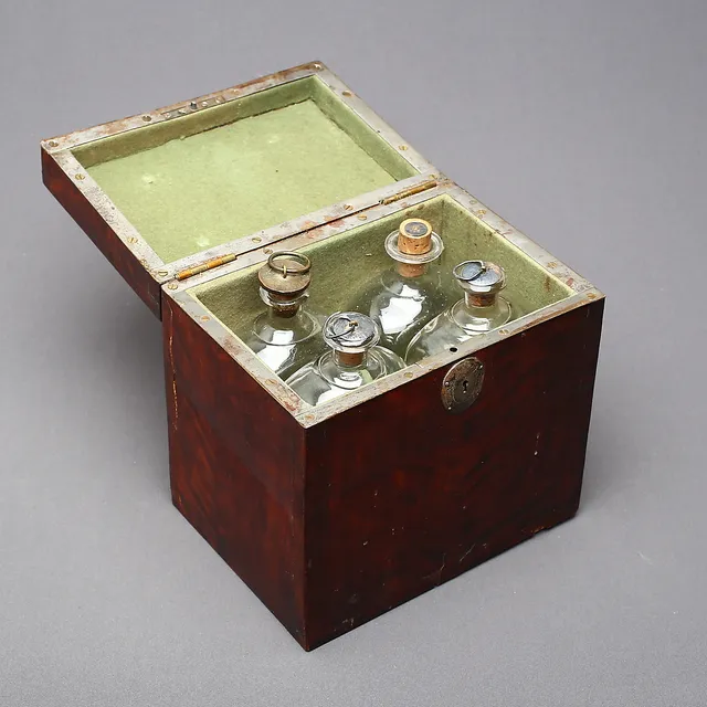 FLASKSCHATULL med PLUNTOR, 4 st, fanerat trä och glas, 1800-tal.