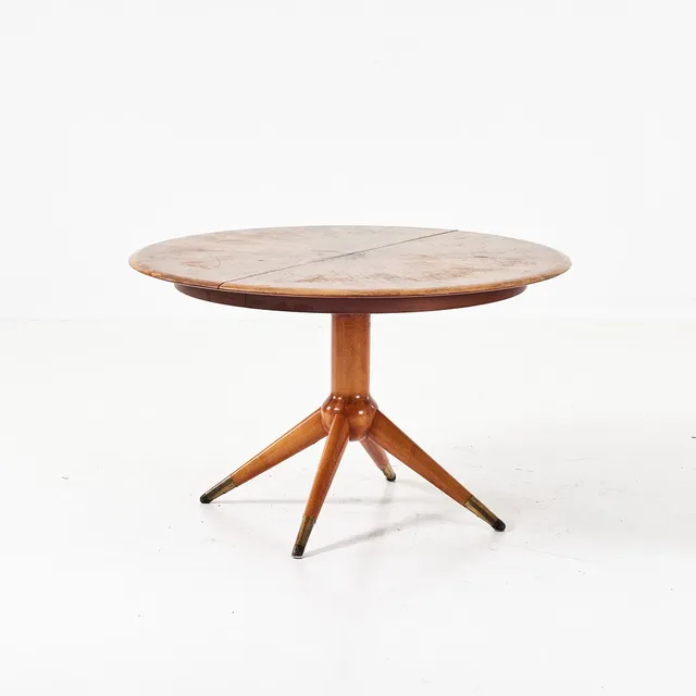 DAVID ROSÉN. Matsalsbord, "Napoli", fanerat i teak, rund skiva, centralben med fyrdelad fot, 3 iläggsskivor.