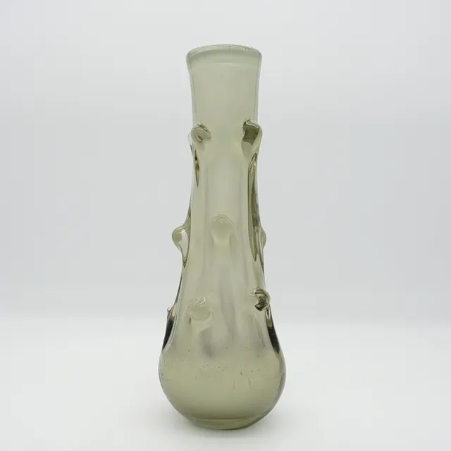 VASE AUS MURANOGLAS, NOPPENVASE, WEISS MIT TRANSPARENTEN, LEICHT GRAUEN ÜBERFANG.