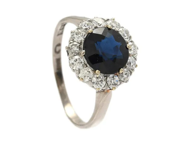 CARMOSÉRING, 18K vitguld, rundfasetterad safir ca 2,00 ct, gammalslipade diamanter ca 0,65 ctv, ca TW-W/VS-P, stl 16,5 mm, vikt 3,5 g, några diamanter med nagg och skador, skev ringskena.