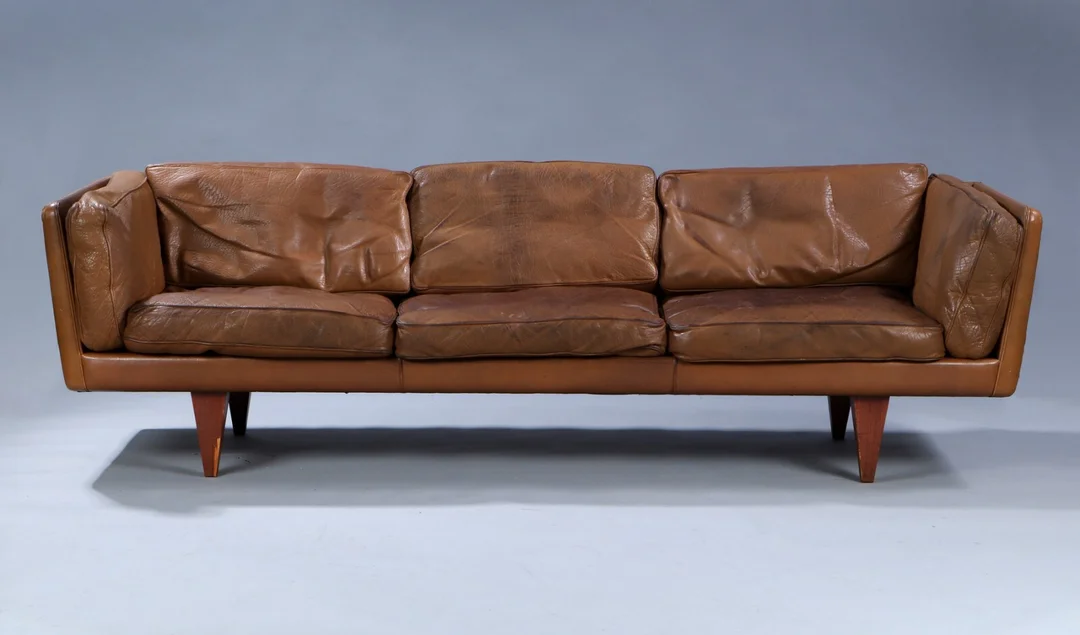 Illum Wikkelsø. Three-seater sofa, V11 series — Furniture/Lounge suites, sofas — Lauritz