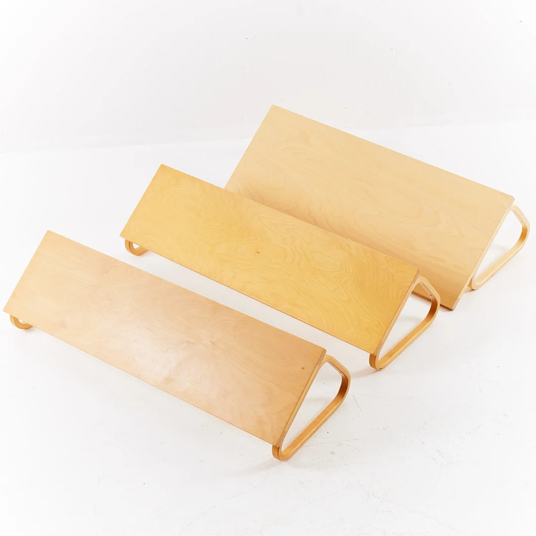 ALVAR AALTO. Vägghyllor, 3 st, Artek, modell 112A respektive 112B, Finland 1900-talets slut. — Cupboards, Cabinets & Shelves — Stockholms Auktionsverk Magasin 5