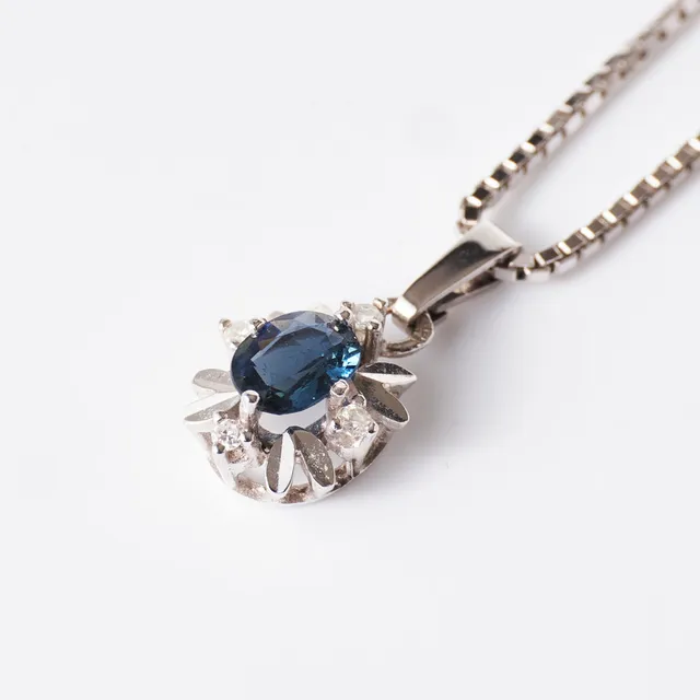 HÄNGE, oval fasettslipad safir, 4 små åttkantslipade diamanter, KEDJA, 18 k vitguld, venetiansk, svenska kontrollstämplar.