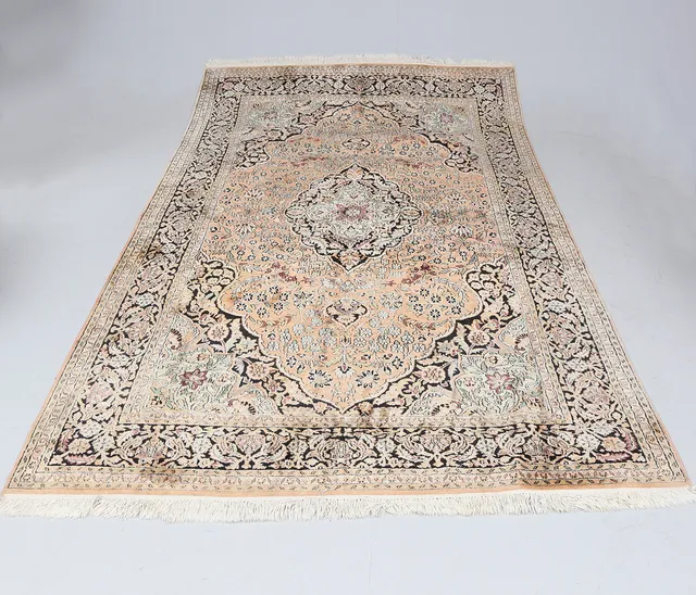MATTA, orientalisk, silkesinslag, ca 248x154 cm.