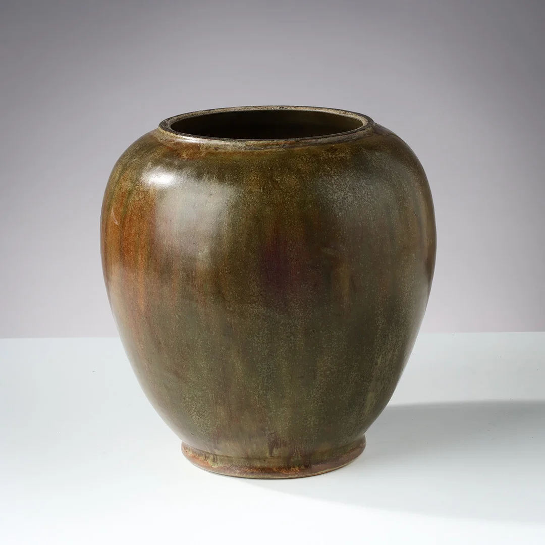 CARL HALIER (1873-1948). Krukke af stentøj glaseret i grønne og brune nuancer, modelnr. 848, udført på Københavns Stentøjsbrænderi, Danmark, dateret 1927. — European — Palsgaard Kunstauktioner