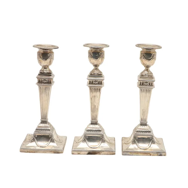 A TRIO OF EDWARDIAN SILVER CANDLESTICKS.