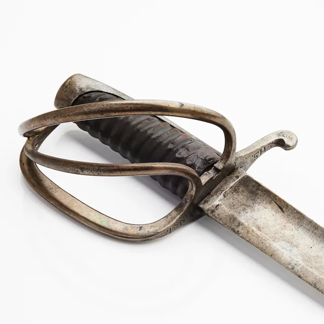 SABEL, svensk, m/1825, för livregementets husarer, med tillhörig läderbalja med beslag i stål.