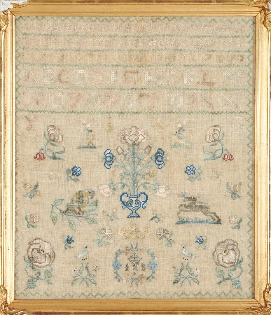 BRODERI, 17/1800-tal, dekor av fåglar, blommor och alfabetet, monogramsignerad IS. — Textiles — Stockholms Auktionsverk Sickla