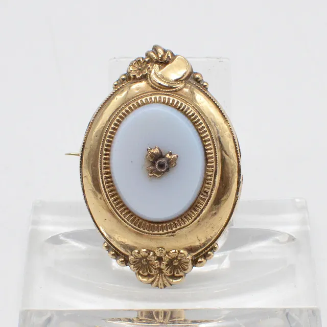 BIEDERMEIER BROSCHE AUS 14 KARAT SCHAUMGOLD (GEPRÜFT), GLASEINSATZ, KLEINE BLUME, MITTE 19. JAHRHUNDERT.
