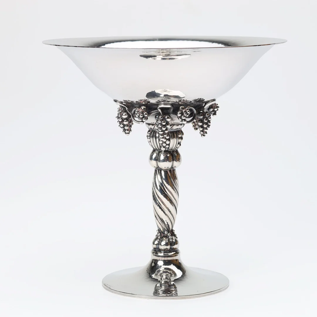 GEORG JENSEN ( 1866-1935). Drueopsats af sterlingsølv med hamret overflade. Snoet stamme og cirkulær base. Georg Jensen 1945–1977. Dessin 263 B. Formgivet 1918. — Silver — Palsgaard Kunstauktioner