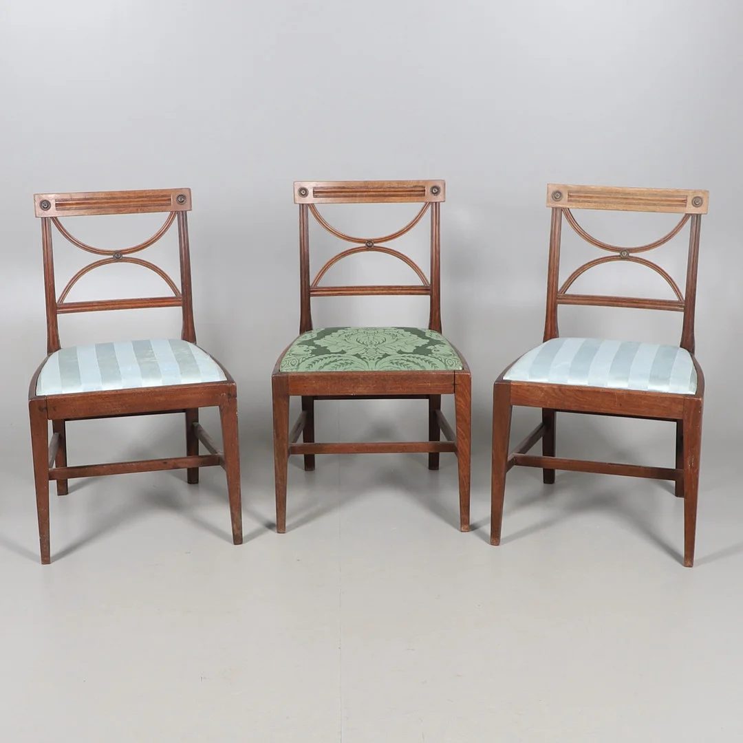 A SET OF THREE 19TH CENTURY MAHOGANY DINING CHAIRS. — Armchairs & Chairs — Lawrences Auctioneers