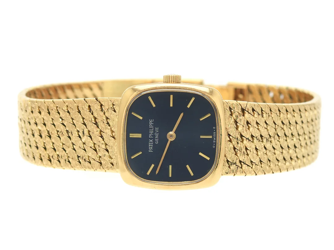 PATEK PHILIPPE, Genève, Cal 16-250, Serie nr. 1261228, Ref nr. 4179/1, Boett nr. 2718034, damur, 20,5 x 20,5 mm, 18K guld, manuell, safirglas, urtavla i blått guld (skadad), integrerad originallänk (förlängd, se bild), längd 167-175 mm, totalvikt 54,0 gram, ca 1975. — Klockor/Patek Philippe — Kaplans