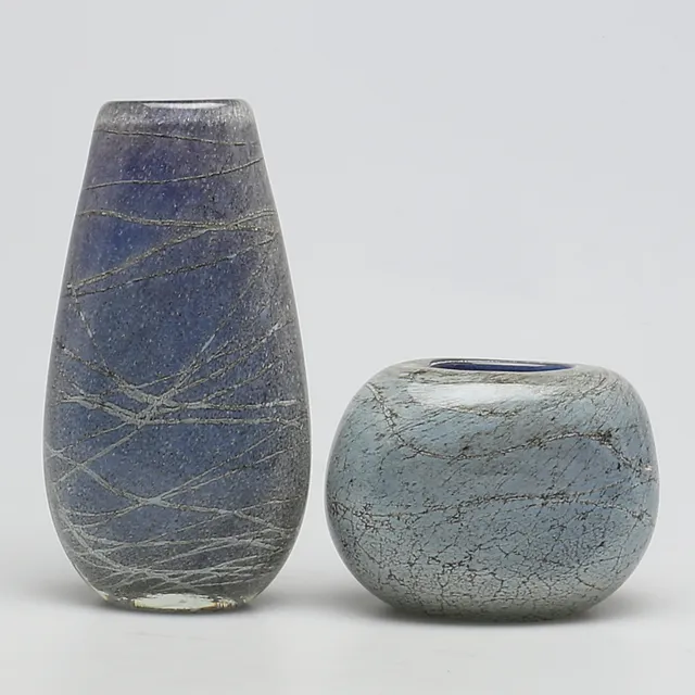 VASER i konstglas, 2 st, Signerad NIS 93.