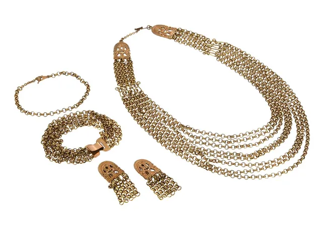 KALEVALA KORU, smyckeset, 4 delar, collier, 2 armband, örhängen, brons, längd collier 39-60 cm, armband 19,5 cm samt 21,5 cm, höjd örhängen 5,7 cm, clips.