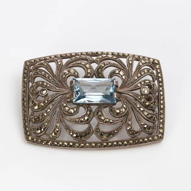 THEODOR FAHRNER, BROSCH. Sterlingsilver med en blå syntetisk spinell samt markasiter, 1900-talets början.