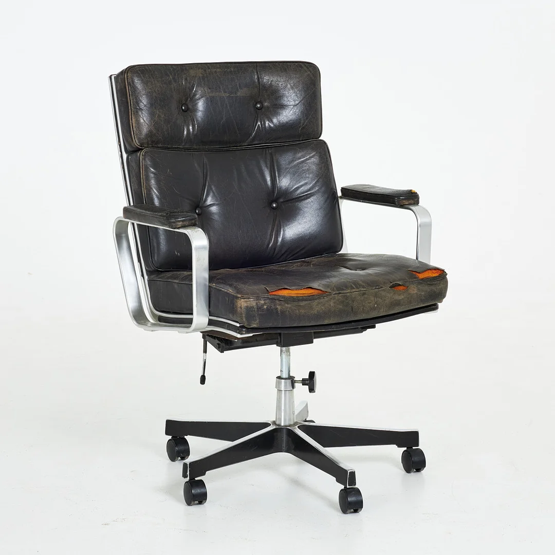 KARL ERIK EKSELIUS (1914-1998). Skrivbordsstol, "Mondo", stomme i borstad aluminium, svart skinnklädsel, för Ring Mekanikk, Norge. — Armchairs & Chairs — Stockholms Auktionsverk Sickla