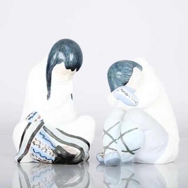 JUAN HUERTA. Figuriner, Inuit-pojke och Inuit-flicka, Stengods, Lladro, Spanien, 1900-tal (2 st).