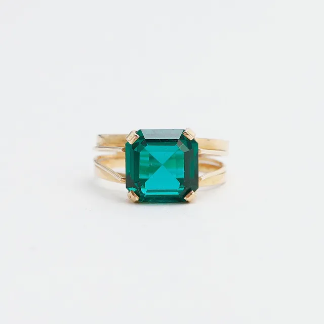RING, 18k guld, syntetisk smaragd, totalvikt ca 3,5 gram.