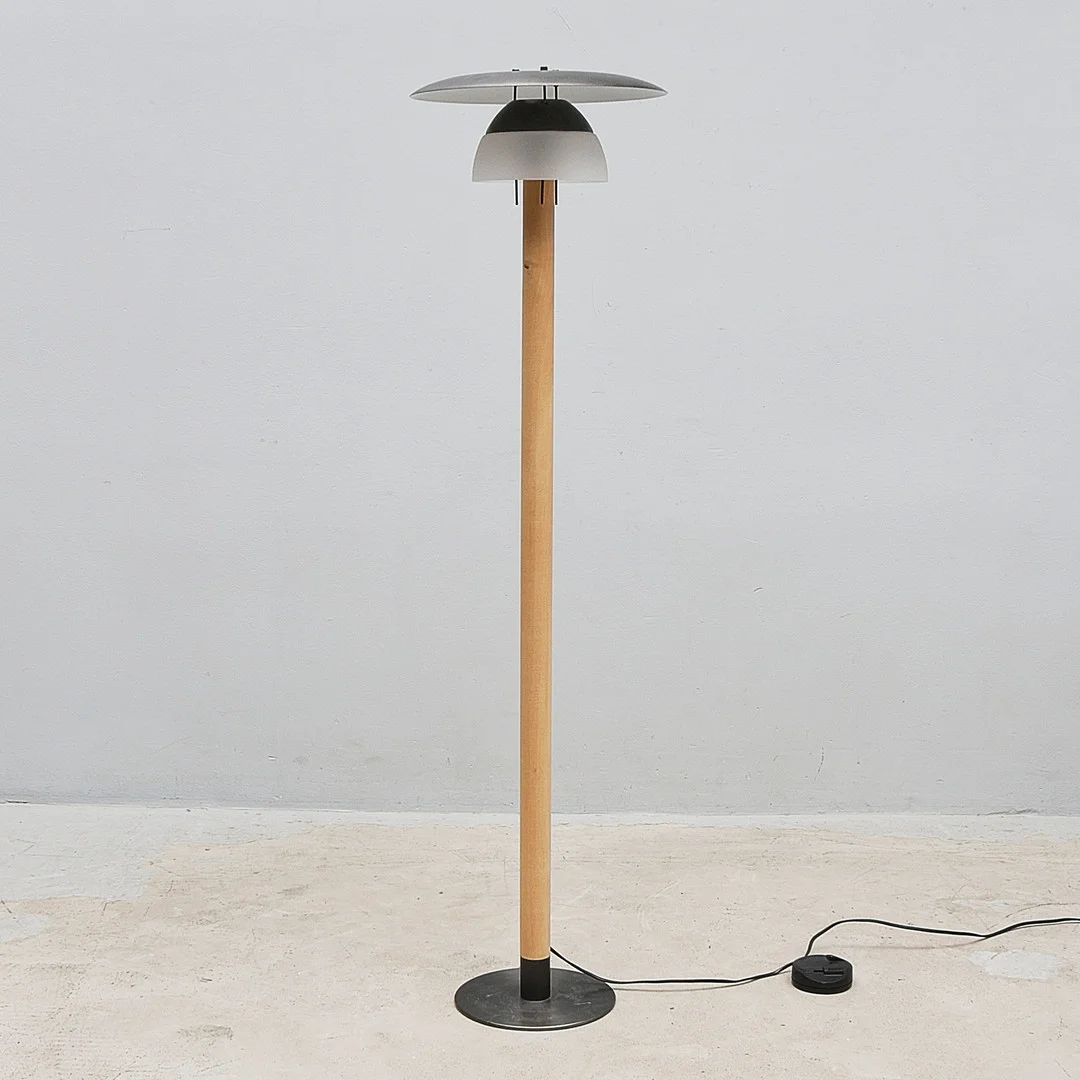 LARS BESSFELT. Bordslampa, plåt, björk, glas, "Birka", Atelje Lyktan AB, Åhus, Sverige. — Floor lights — Metropol Auktioner