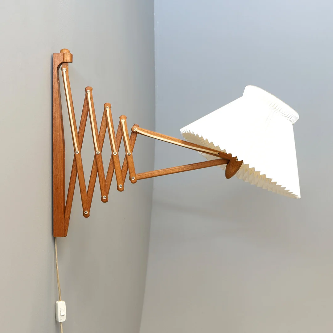 ERIK HANSEN. vägglampa/saxlampa, teak, Le Klint, Danmark, 1950-tal. — Wall Lights — Gomér & Andersson Nyköping