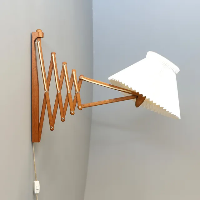 ERIK HANSEN. vägglampa/saxlampa, teak, Le Klint, Danmark, 1950-tal.
