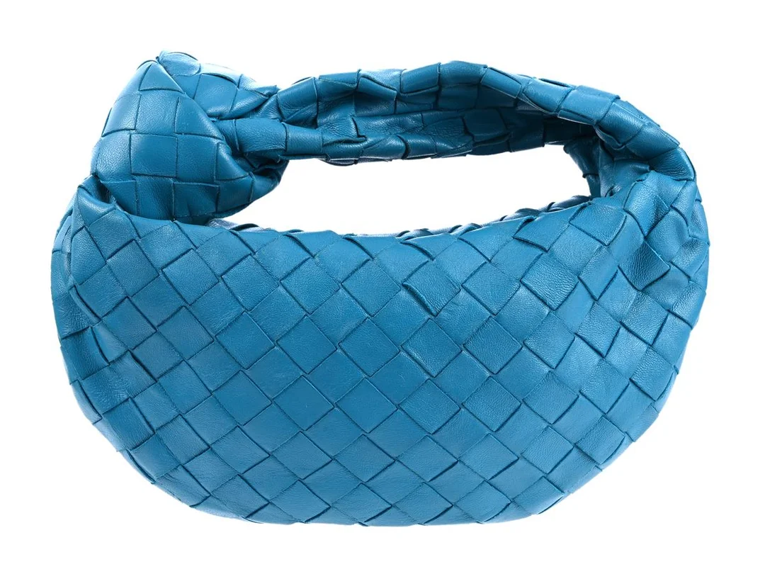 BOTTEGA VENETA, VÄSKA, Mini Nappa Intrecciato Jodie, blått Nappa läder, guldfärgade beslag, 26x13x2 cm, dustbag. Good Condition. — Accessoarer/Väskor — Kaplans