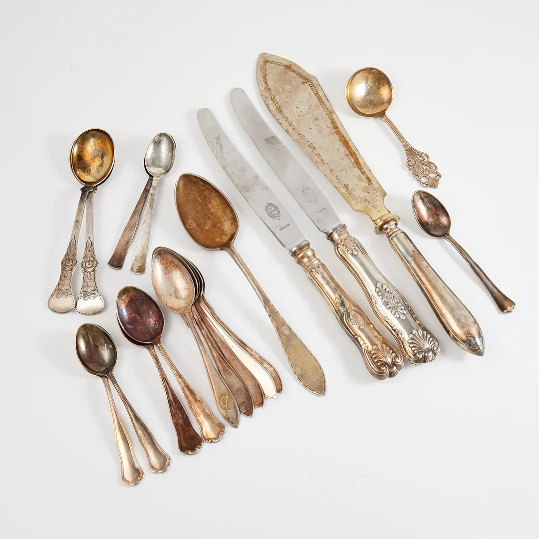 BESTICK, 19 dlr, silver, olika modeller och tillverkare, bl.a. CG Hallberg, GAB, 18/1900-tal. — Silver — Stockholms Auktionsverk Sickla