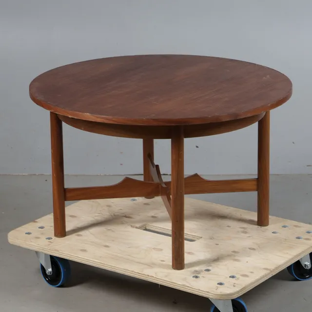 A TEAK CIRCULAR TOPPED COFFEE TABLE.