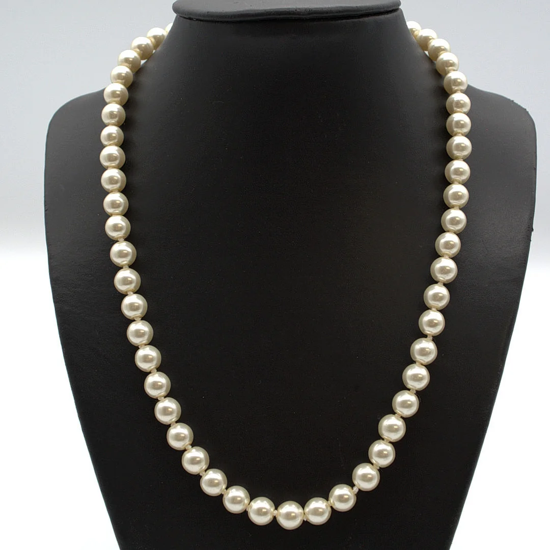 PERLENKETTE MIT IMITATIONSPERLEN, WEISS,EINZELN GEKNÜPFT,GRÖSSENVERSTELLBAR,UM 1950, CA. 55 CM. — Necklace — Kunst- und Auktionshaus Kleinhenz