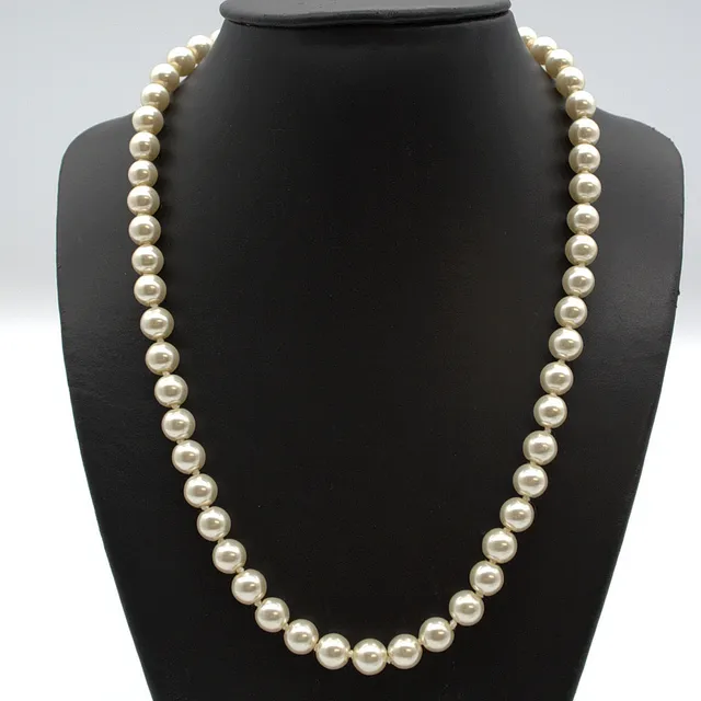 PERLENKETTE MIT IMITATIONSPERLEN, WEISS,EINZELN GEKNÜPFT,GRÖSSENVERSTELLBAR,UM 1950, CA. 55 CM.