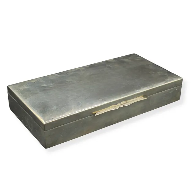 CAJA RECTANGULAR REVESTIDA EN PLATA PUNZONADA. JOSE AMOR.