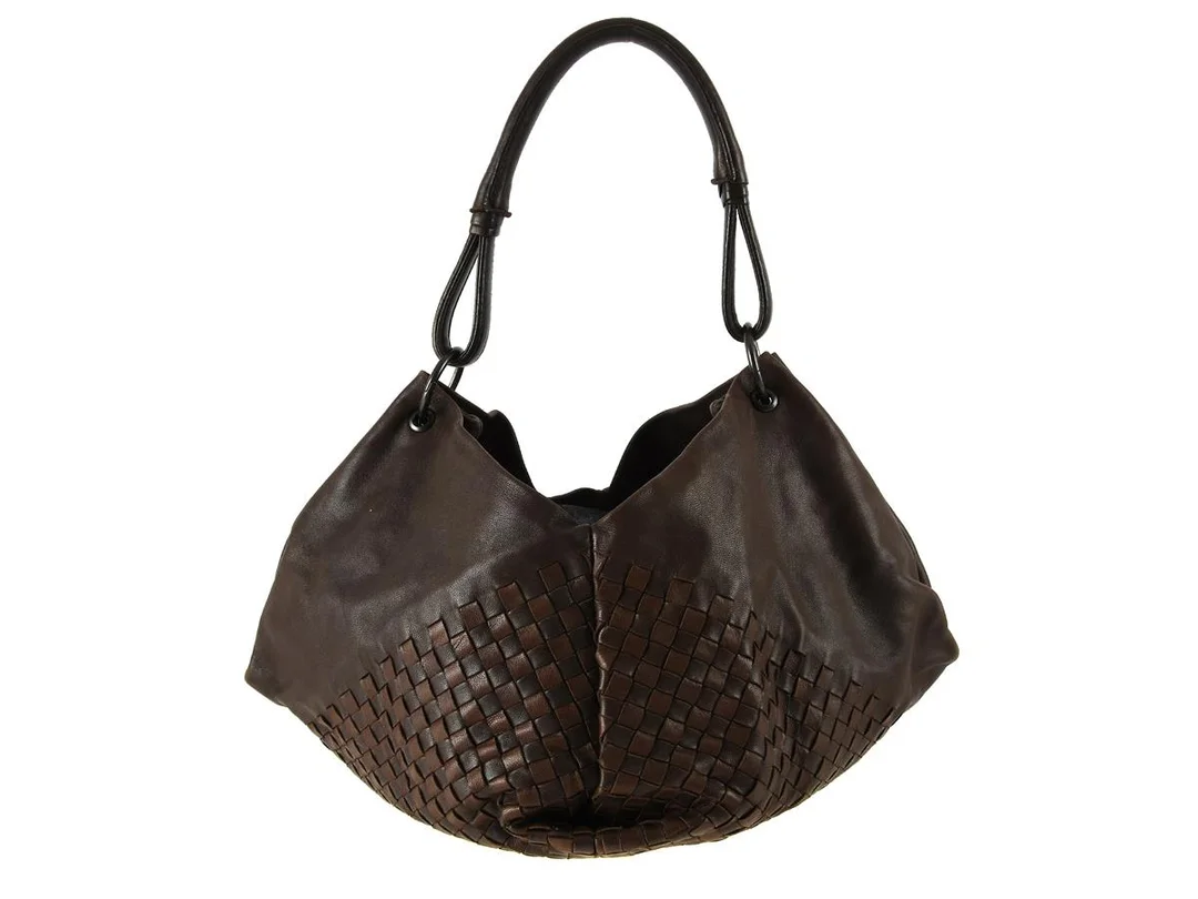 VÄSKA, BOTTEGA VENETA, brunt flätat läder, 38x25 cm, fläckar på foder. — Accessoarer/Väskor — Kaplans