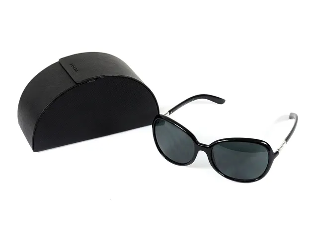SOLGLASÖGON, PRADA, SPR25L, 6017 1AB, bågar i svart plast, vitmetall detaljer, svara glas, putsduk, cert, etui, ytterkartong.