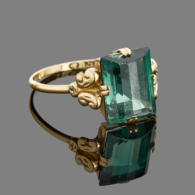 RING, 18k guld med en syntetisk grön sten, Hallbergs Guldsmeds.