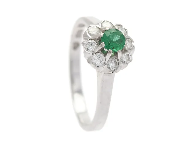 CARMOSÉRING, 18K vitguld, skadad smaragd, 8 briljantslipade diamanter enligt gravyr 0,33 ctv ca W/VS, stl 16,75 mm, vikt 3,9 g.