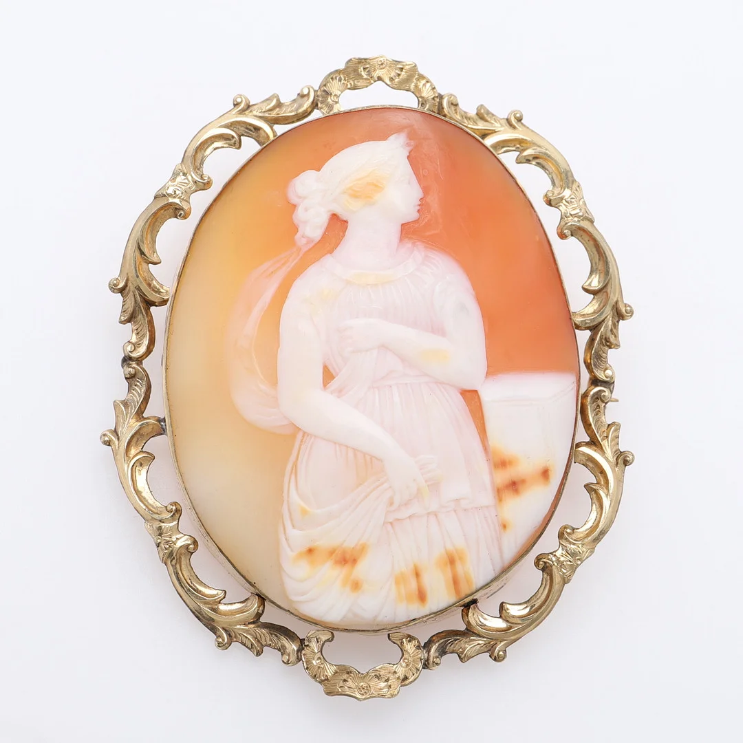 BROSCH MED KAMÉ. — Brooches & Pendants — Crafoord Auktioner Lund