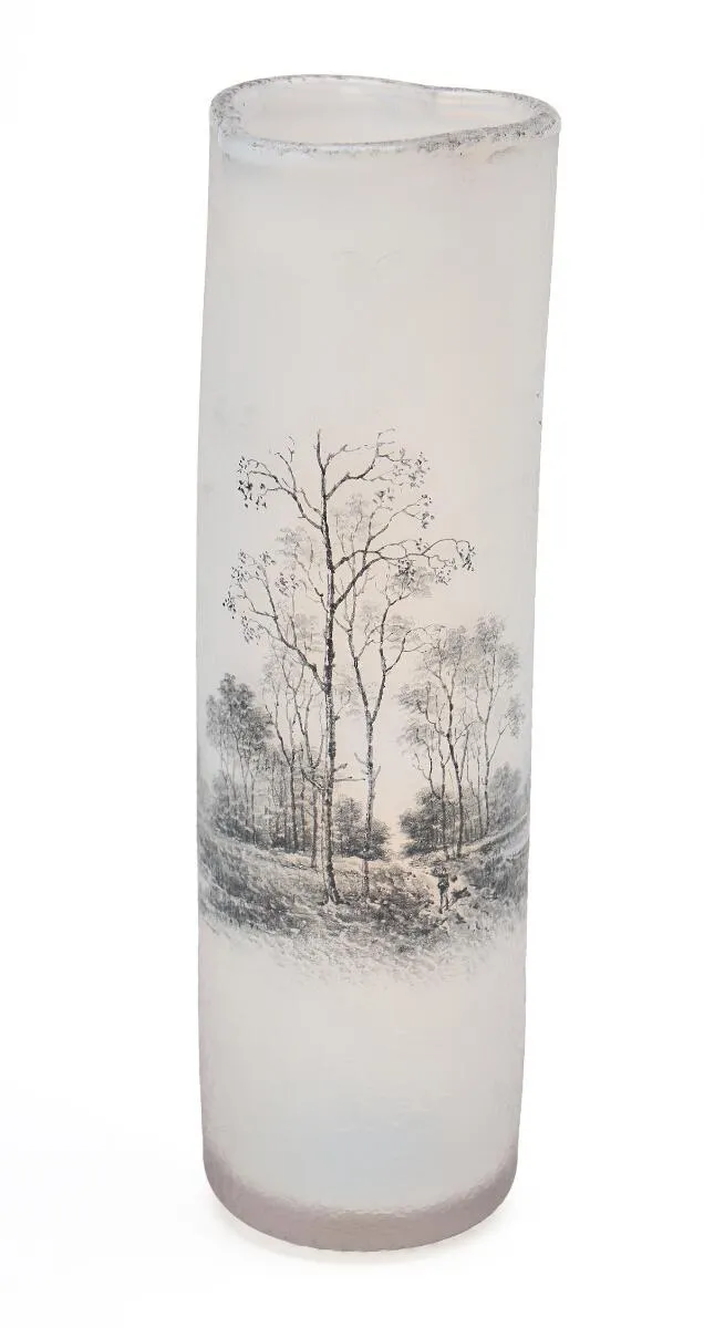 Tall white and grey glass vase. Overlay cut and painted with a winter landscape. Signed Daum Nancy. H. 20 cm. Diam. approx. 6 cm.