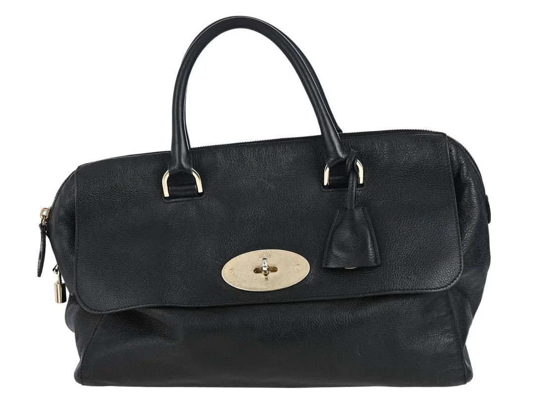 VÄSKA, MULBERRY, svart läder, mässingfärgade beslag, 34x27x13 cm, bruksslitage, fläckar på läder. — Accessoarer/Väskor — Kaplans