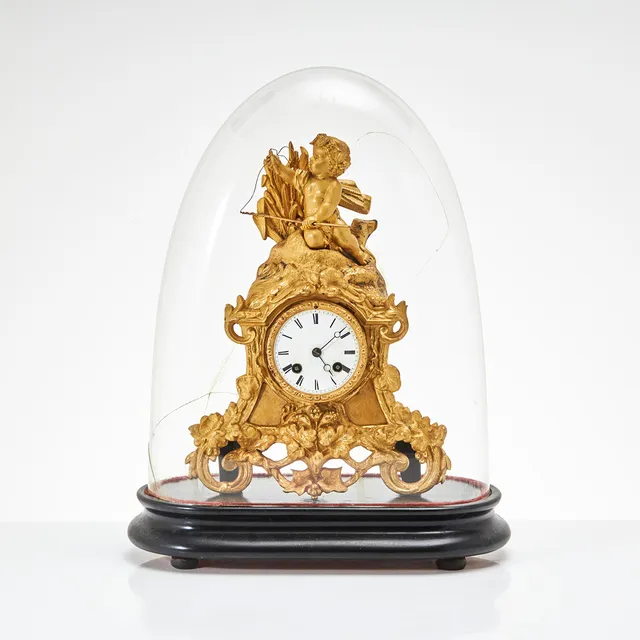 BORDSPENDYL, 1800-talets slut, Frankrike, bronserad metall, med glashuv, fodral märkt PH. Mourey.